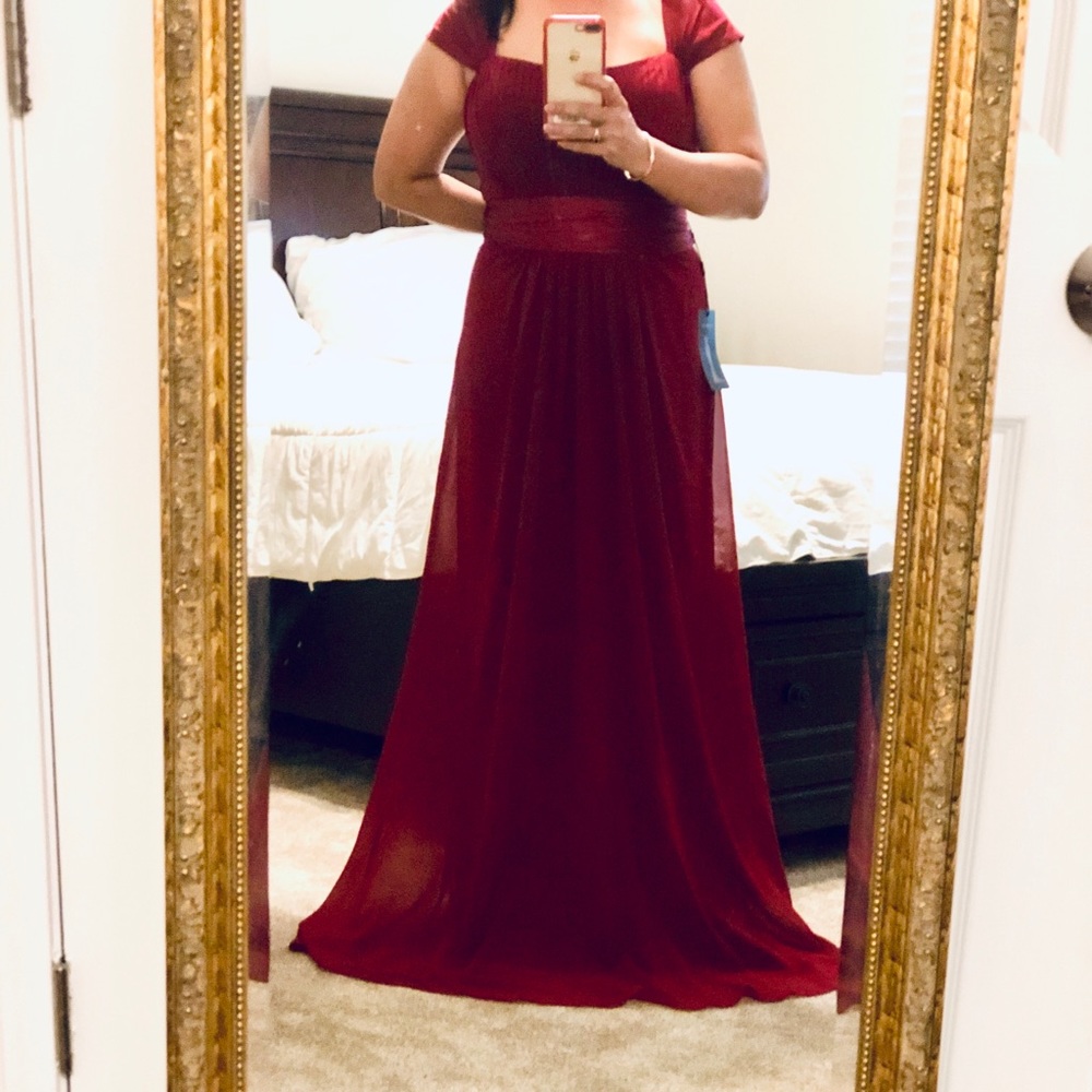 Long Burgundy gown cap sleeve NWT ruched bust